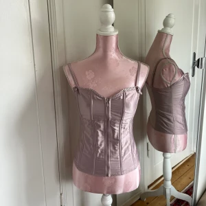 Korsett - Så fin korsett med dragkedja framtill🌸står inte storlek men sitter som en S-M