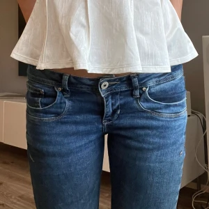 Ltb jeans - Säljer dessa jätte fina lågmidjade ltb jeans då dem tyvärr blivit för korta för mig! Dem är i storlek 27/30🩷dem är i jätte fint skick och är väldig eftertraktade. Skriv för fler bilder eller om ni har fler frågor🩷