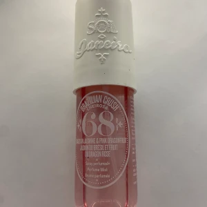 Sol de Janeiro 68 - När jag köpte parfymen kostade den 269kr men säljer den för 205kr Jag säljer den här parfymen för att jag har en anna parfym som jag hellre använder. Andvänd en gång, två sprut