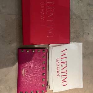 Valentino plånbok till salu i superfint skick, använd fåtals gång. Superfin rose violet färg och kvitto, dustbag och kartong finns till plånboken. Nypris 4150kr. 