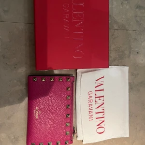 Valentino Garvani plånbok! - Valentino plånbok till salu i superfint skick, använd fåtals gång. Superfin rose violet färg och kvitto, dustbag och kartong finns till plånboken. Nypris 4150kr. 