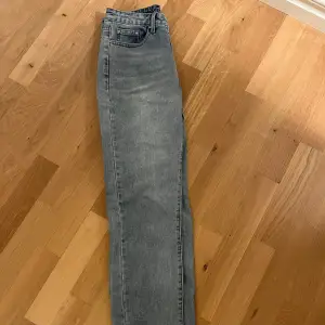 Super snygga jeans med slitning vid benen från vila i storlek 36. Ser gråa ut på bild men de är blåa💓köparen står för frakten💌