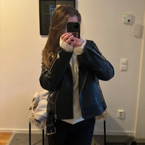 Skinnjacka - Skinnjacka från stradivarius! Perfekt nu till våren. Säljer då jag inte använder den längre🌸 Nypris 400
