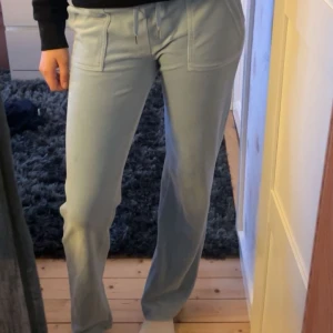 Säljer mina supersköna mjukisbyxor från juicy. Hör av er vid frågor❤️ - Dom är i ett bra skick, köpta för 1200kr säljer för 600kr💕