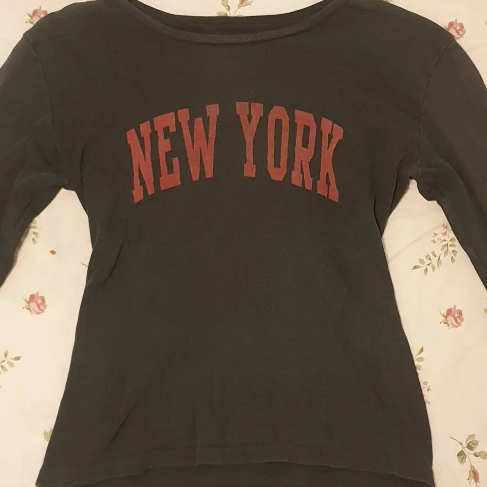 En svart långärmad tröja med new york tryck, som den från brandy melville!💞 Köpt här på plick :). Tröjor & Koftor.
