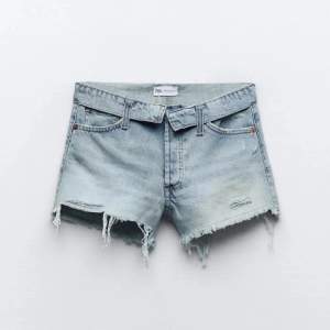 nya zara jeans endast provat!💕 Säljer på grund av att de är för små!💕väldigt fint skick! Åris kan diskuteras vid snabb affär❤️
