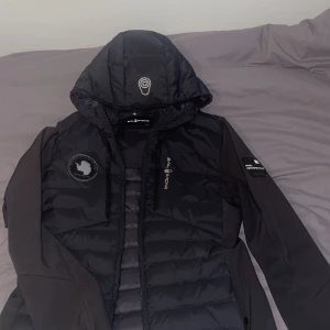 Sailracing Jacka Hybrid  - Haft i 2 år fortfarande bra skick ren och fräsch. Ny pris 2800kr beställd på Sail Racing officiella hemsida. Storlek S 