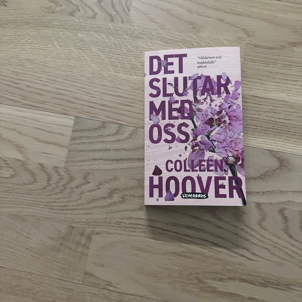Romantiska novellen ”Det slutar med oss” på svenska. I bra skick. Denna har endast tagit plats på min bokhylla, men ska vara en väldigt omtyckt och rekommenderad bok:) (du kan läsa bokens baksida på bild 2) . Övrigt.