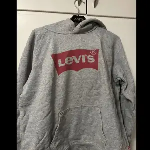 Grå Levi’s hoodie, lite urtvättad och saknas snören men annars i bra skick! Storlek L