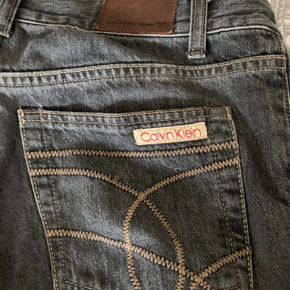 Jättesnygga mid-waisted jeans från Calvin Klein, går också att ha som lågmidjade. Midjemått: 40 cm, längd: 100 cm. . Jeans & Byxor.