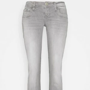 LTB jeans, low waist, bootcut 💘 - Oanvända LTB jeans från zalando, säljer då jag köpte fel storlek. Ursprungspris 800kr och säljs nu för 585 (25% billigare)💞.