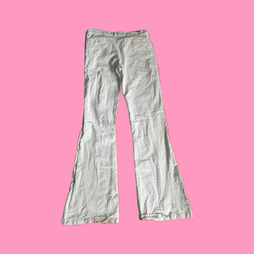 Supersnygga vita jeans, lowwaisted och bootcut! I storlek 7 vilket är typ eu40. Midjemåttet är ca 43 cm och innerbenslängden är ca 90 cm💕. Jeans & Byxor.