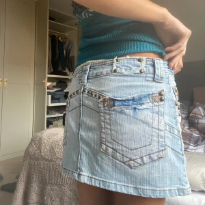 Miniskirt - Så sjukt fin ljusblå lågmidjad jeansskjol🫶