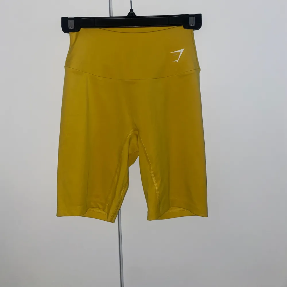 Jättesköna cykelbyxor från Gymshark, åker inte upp när man går eller tränar utan sitter på plats. Fin och vårig färg 🌞. Shorts.