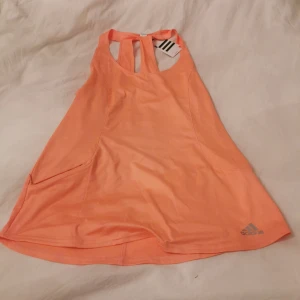 Tränings linne i märket Adidas  - Orange tränings linne i märket Adidas Storl S Katt finns i hemmet 