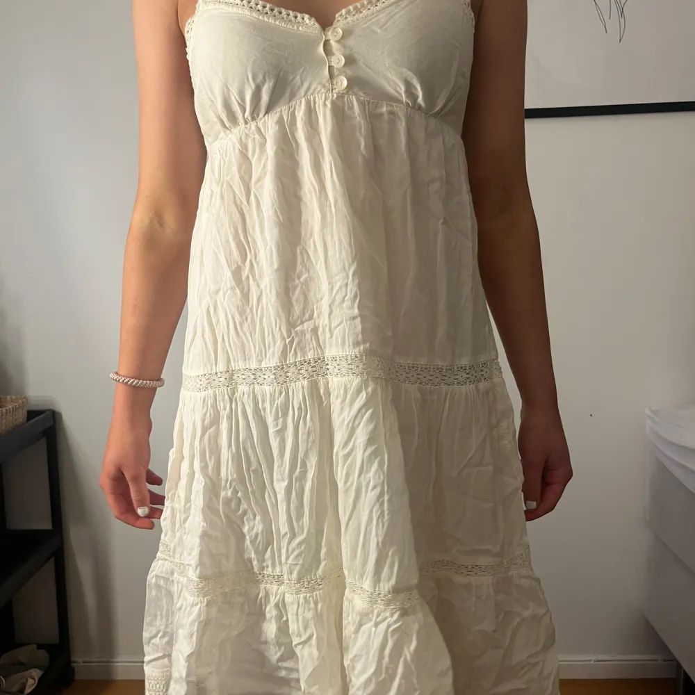 Säljer denna vita klänningen ifrån hm som är en gammal modell som inte finns att köpa längre!!. Klänningar.