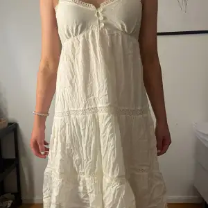 Säljer denna vita klänningen ifrån hm som är en gammal modell som inte finns att köpa längre!!