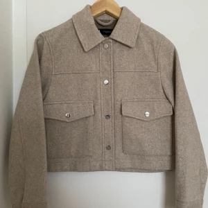 Vårjacka  -  "Hej! Jag säljer en kort beige kappa från Zara som bara har använts några gånger. Perfekt skick! Pris kan diskuteras. Hör av dig om du är intresserad!"