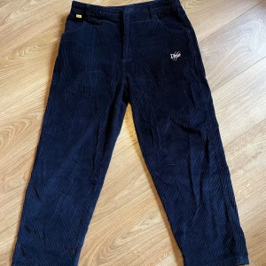 Dime Marinblå Manchesterbyxor - Snygga vida manchesterbyxor från Dime i corduroy-material. Fickor både fram och bak med söta broderade betaljer. Köpta från Junkyard, och använda bara ett par gånger.