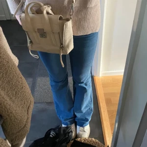 Jeans  - Bootcut jeans i strl 36 - passar mig som är ca 175cm lång🥰
