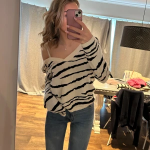 Off-shoulder tröja - Säljer denna jätte söta tröja, sparsamt använd i nyskick🩷