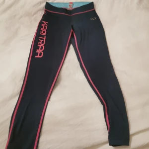 Tränings tights i märket kari traa  - Tränings tights i märket kari traa Storl S Katt finns i hemmet 