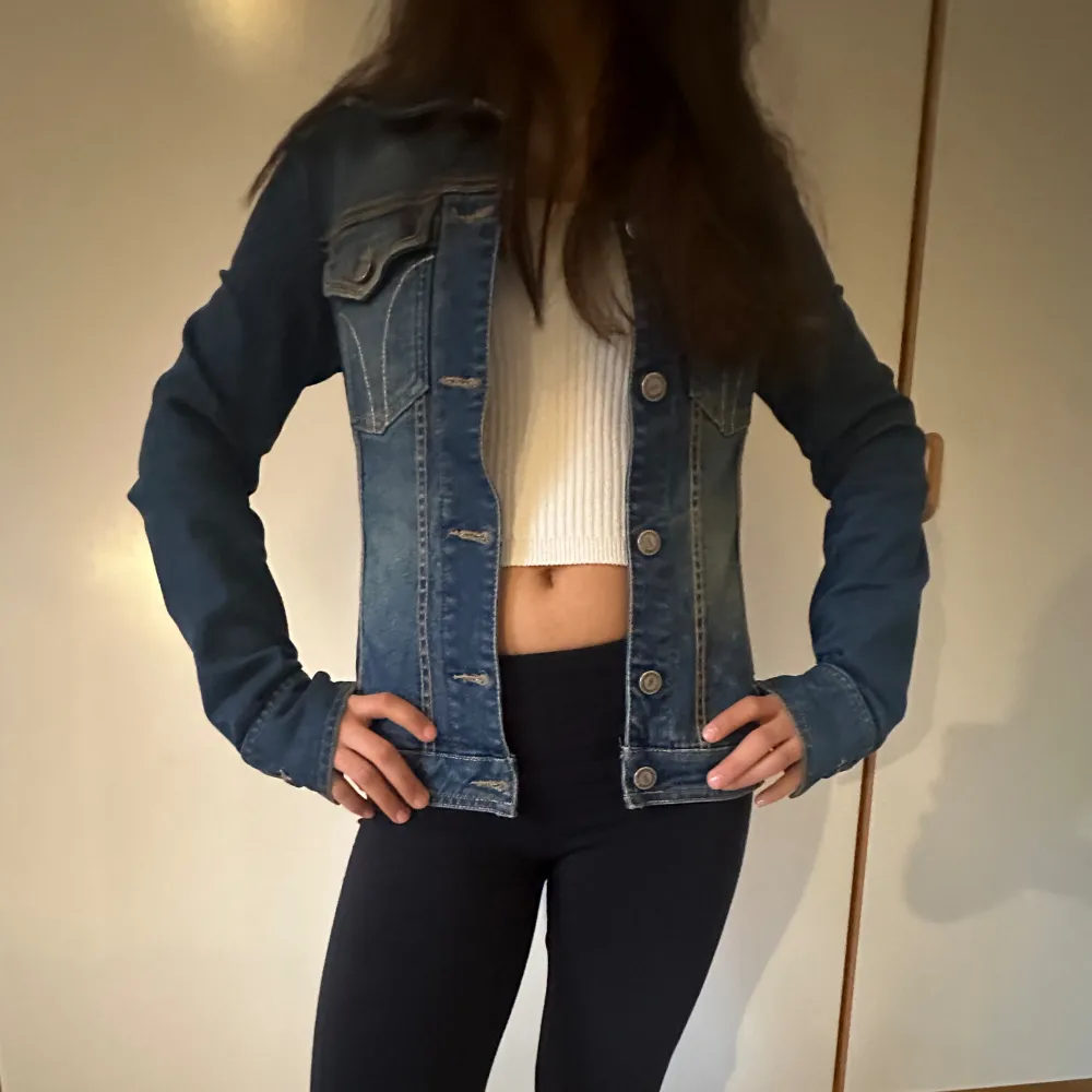 Säljer denna fina jeansjacka från mango jeans. Den är i gott skick och jeans materialet är lite stretchigt 💕(pris kan diskuteras såklart). Takit.