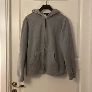 Säljer denna Polo Ralph lauren hoodie i ett fint skick. Inte använd mer än 3 gånger. Storleken är xl barnstorlek så alltså ungefär S/M. Tröjan är köpt för ca 1000