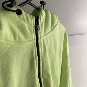 En varm & cozy neon grön tröja💚  Perfekt för lite mer kallare sport kvällar eller hemma myss🥰  Den är i st M-L med oversized look! 