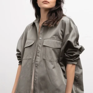 Militärgrön skjortjacka från Ahlvargaller - Militärgrön skjortjacka från lyxiga Ahlvar Gallery.  Kaia overshirt. Använd fåtal gånger så i fint skick. Nypris 1799kr