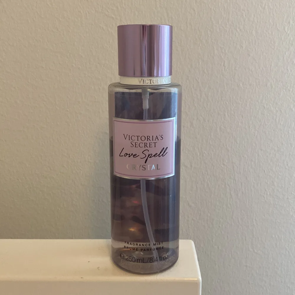 250ml body mist (has been used before so maybe has about 150ml left approximately)  . Accessoarer.