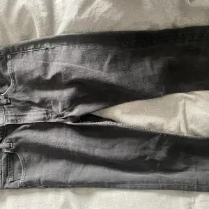 Ett par feta svarta Levi’s jeans i bra skick. Perfekta för en fet sommar  outfit. Nypris 1100kr. Mitt pris 299kr. Hör gärna av dig vid minsta fundering!