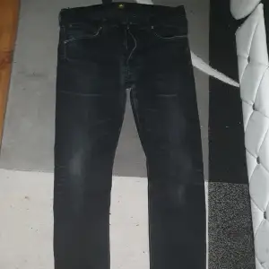  Svarta jeans och märket är (Lee) har aldrig haffte på mig den är för lite för mig. En ny svart lee jeans kostar 800kr sök 