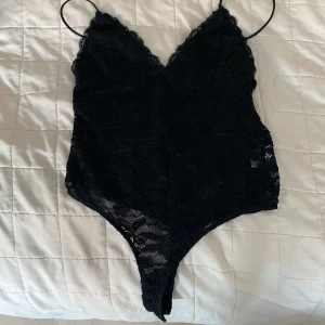 Toppar - - svart spetsig body bik bok S pris 100kr - vit topp Zara S pris 75kr - rosa topp nly trend Ny 34 100kr - beige topp nly trend S Ny 100kr - gul-grön topp Ny nly trend XS 100kr