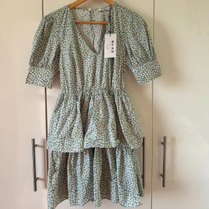 Klänning  - Oanvänd klänning från NA-KD i storlek 34. 