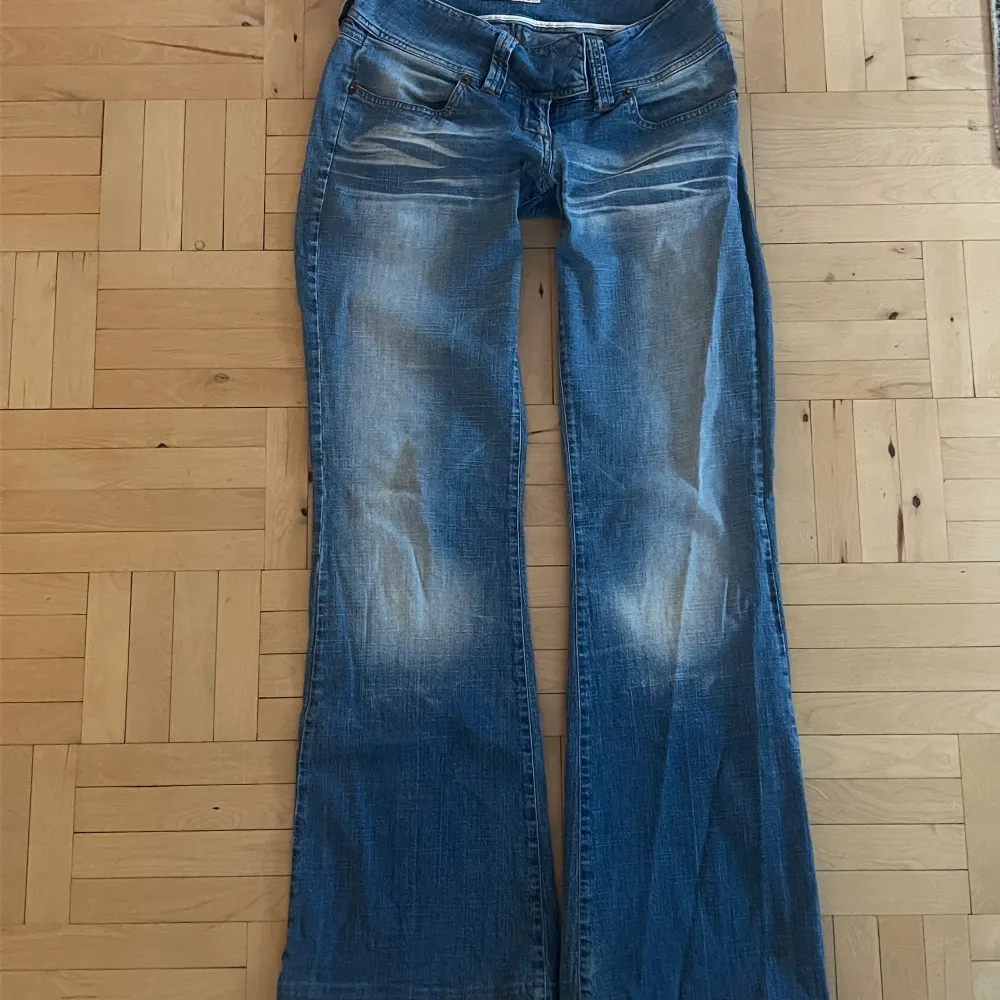 Så snygga lågmidjade vintage jeans med jättecoolt spänne. Midjemåttet är 39 tvärs över och innerbenslängden är 80. Skriv vid eventuella frågor❤️står att det är str 29 i dem.. Jeans & Byxor.