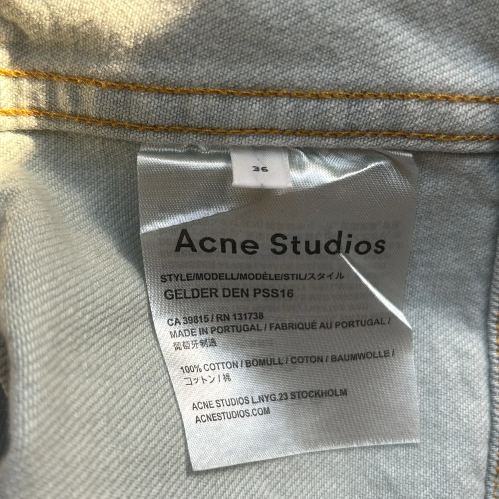 En unik och fin jeansväst från acne studios. I utmärkt skick knappt använd. . Toppar.