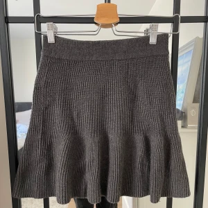 Stickad kjol Zara  - En mörkgrå stickad kjol från Zara! 