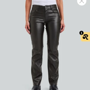 Lågsmidjade skinnbyxor  - Skitsnygga lågmidjade skinnbyxor från bikbok, knappt använda men har en liten repa på knät men inget man tänker på🥰