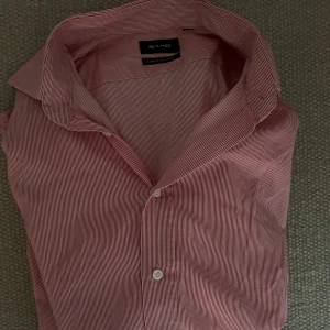 Sand Skjorta - Riktigt snygg skjorta ifrån märket Sand!  Perfekt till sommaren.