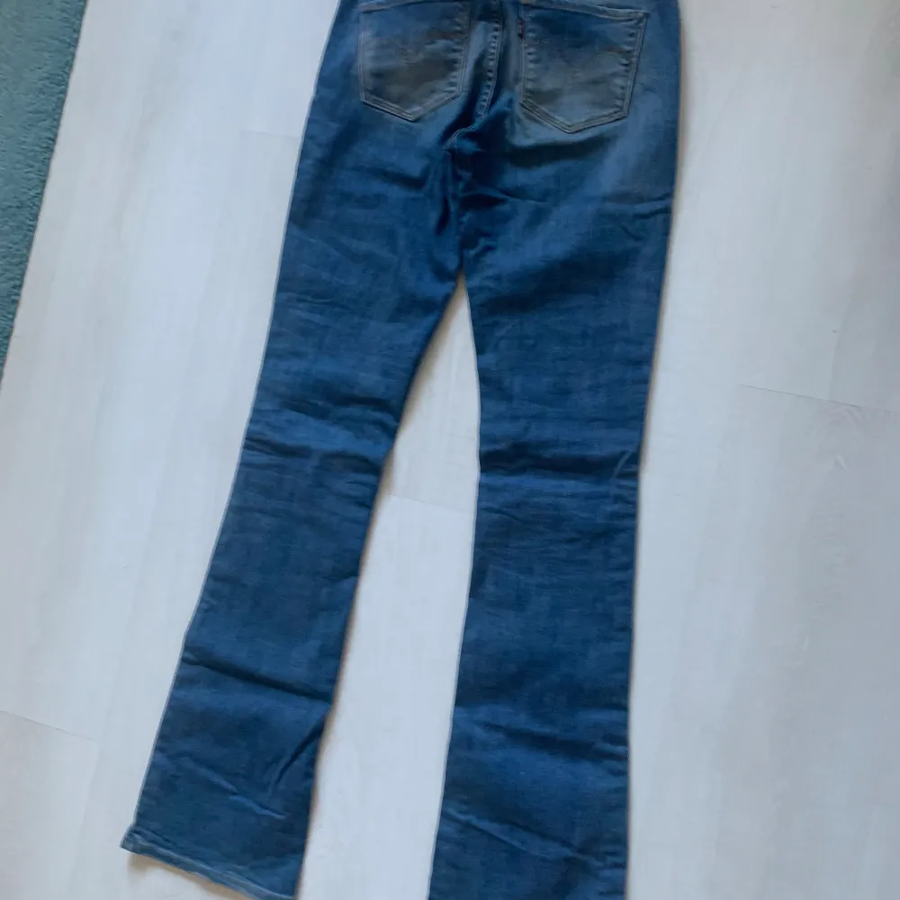 Ett par jeans som tyvärr inte kommer till användning längre. De är lågmidjade och utsvängda i storlek 34. Innebenslängden är ungefär 84cm och midjemåttet är ungefär 30cm! Pris kan diskuteras!! Skriv för fler och bättre bilder!! ☺️. Jeans & Byxor.