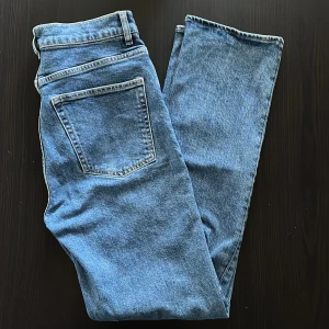 Other stories jeans - Använda fåtal gånger. Trendig blå färg.
