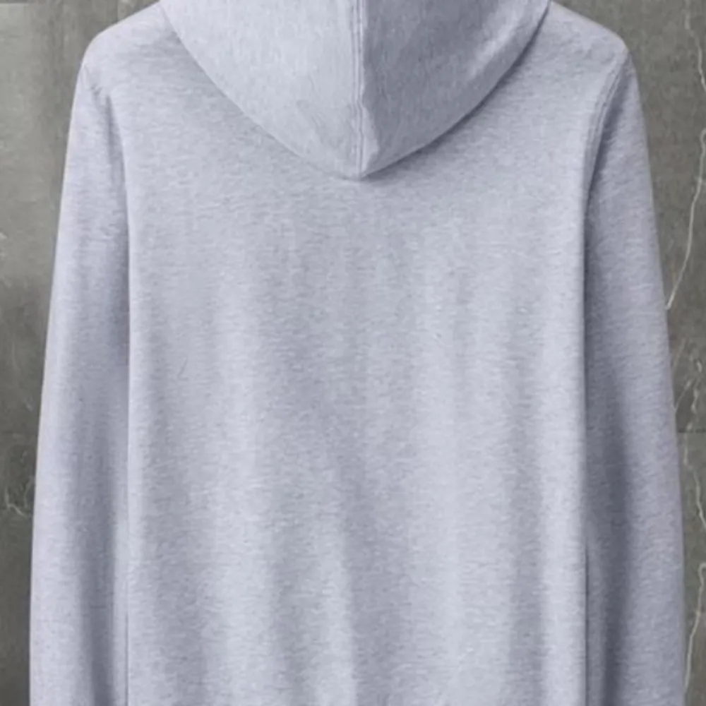 Säljer denna vita moncler hoodie för ett riktigt bra pris. Säljs då jag nästan aldrig använder den för smutsar ner vita tröjor lätt men denhär har ingen fläck eller liknande. Kan mötas upp i Sthlm. Hoodies.