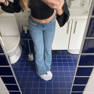 Low waist jeans - Säljer dessa low waist jeansen från Gina tricot❤️köpts i affär men syts om till lite kortare och lågmidjade, säljer p.g.a dom inte kommer till användning längre vilket jag tycker är synd. 