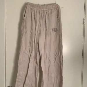 vit/beige byxor - Nästan som linnebyxor fast annat material, lite korta på benen (är 172)