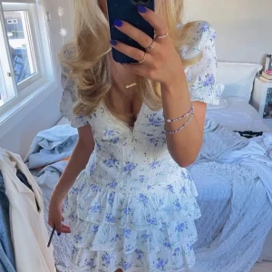 Zara klänning - Super fin och slutsåld klänning! En defekt (bild 3) 