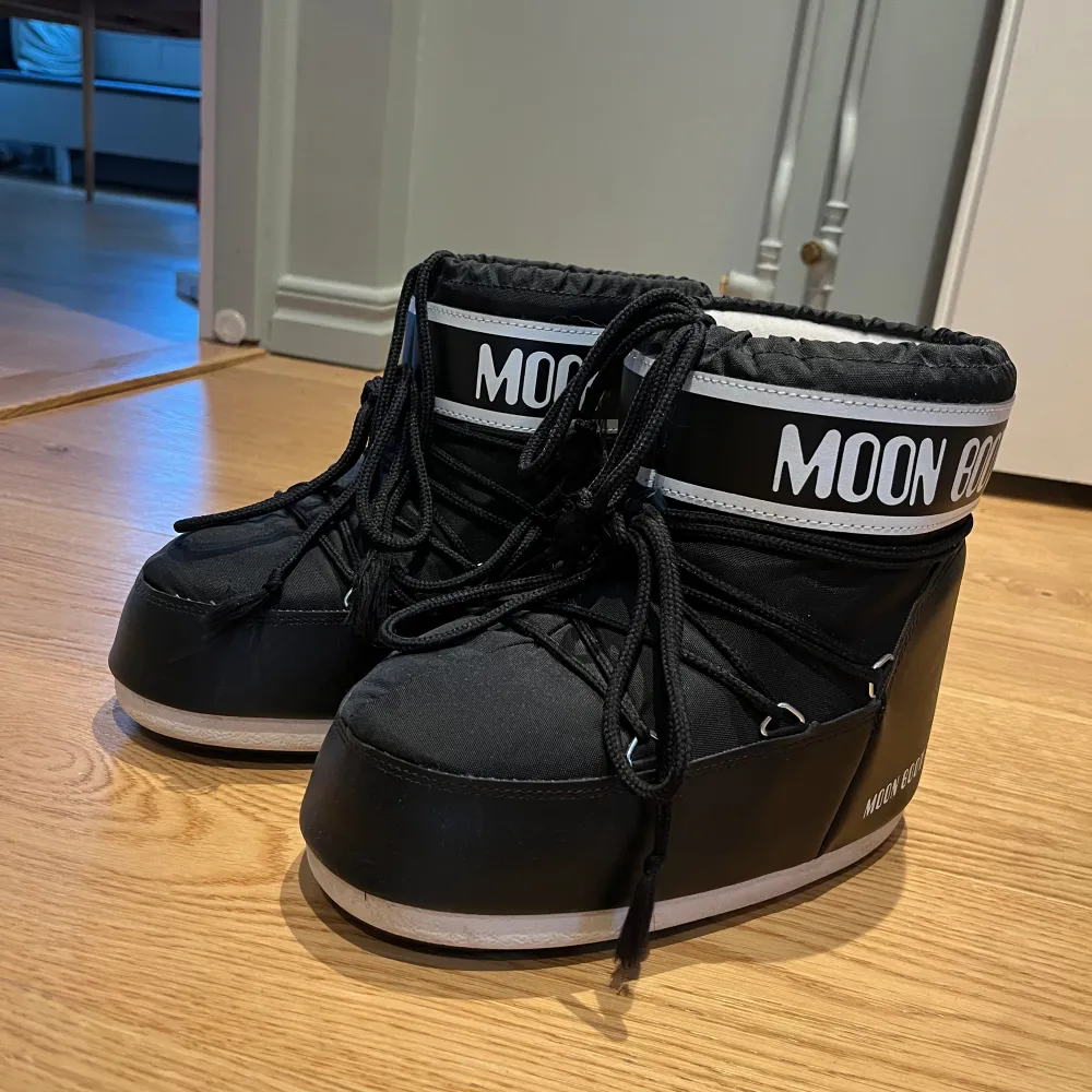 Nu säljer jag mina nästan helt oanvända moon boots då de inte kommit till användning. 💕😫 De är som nya och har passat mig som vanligtvis har storlek 39!. Skor.
