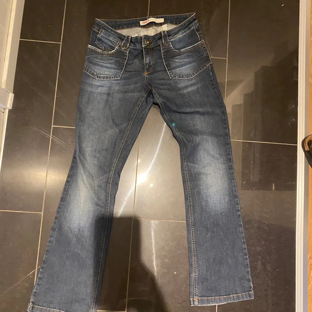 Super snygga och i mycket bra skick  Midjemåttet och innerbenets mått finns på bilderna . Jeans & Byxor.