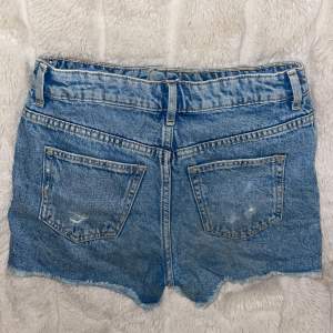 Mid waist jeans shorts i storlek 140-160cm. Dem är i nyskick, använda 3 gånger. Står tyvärr inte vart dem är köpta❣️