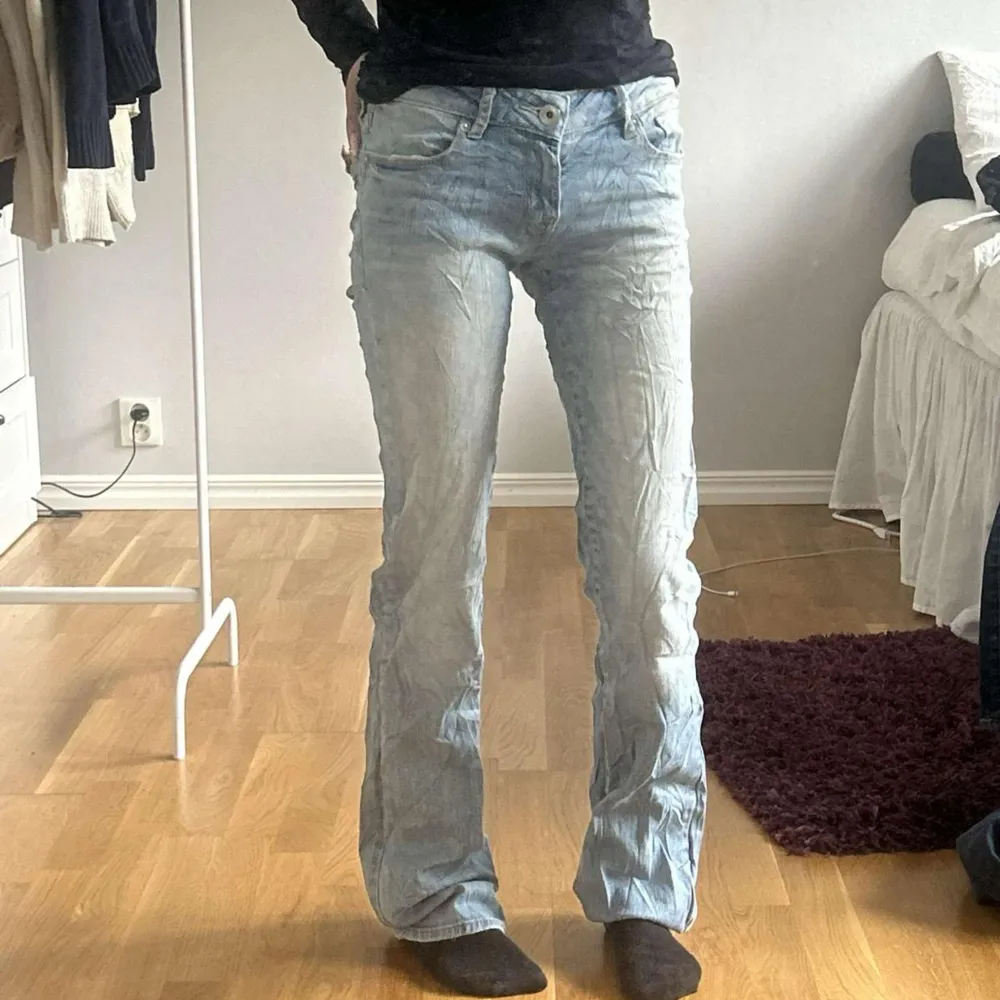 Bootcut Jeans i Lowrise modell💞. Innerbensmåttet är 78 cm och midjemåttet är 33 cm. Byxorna är lite skrynkliga/veckiga och något smutsiga men fortfarande ett bra par jeans! Modellen är 160 cm lång ✨️ Frågor och funderingar är varmt välkomna 😇  T7 144. Jeans & Byxor.